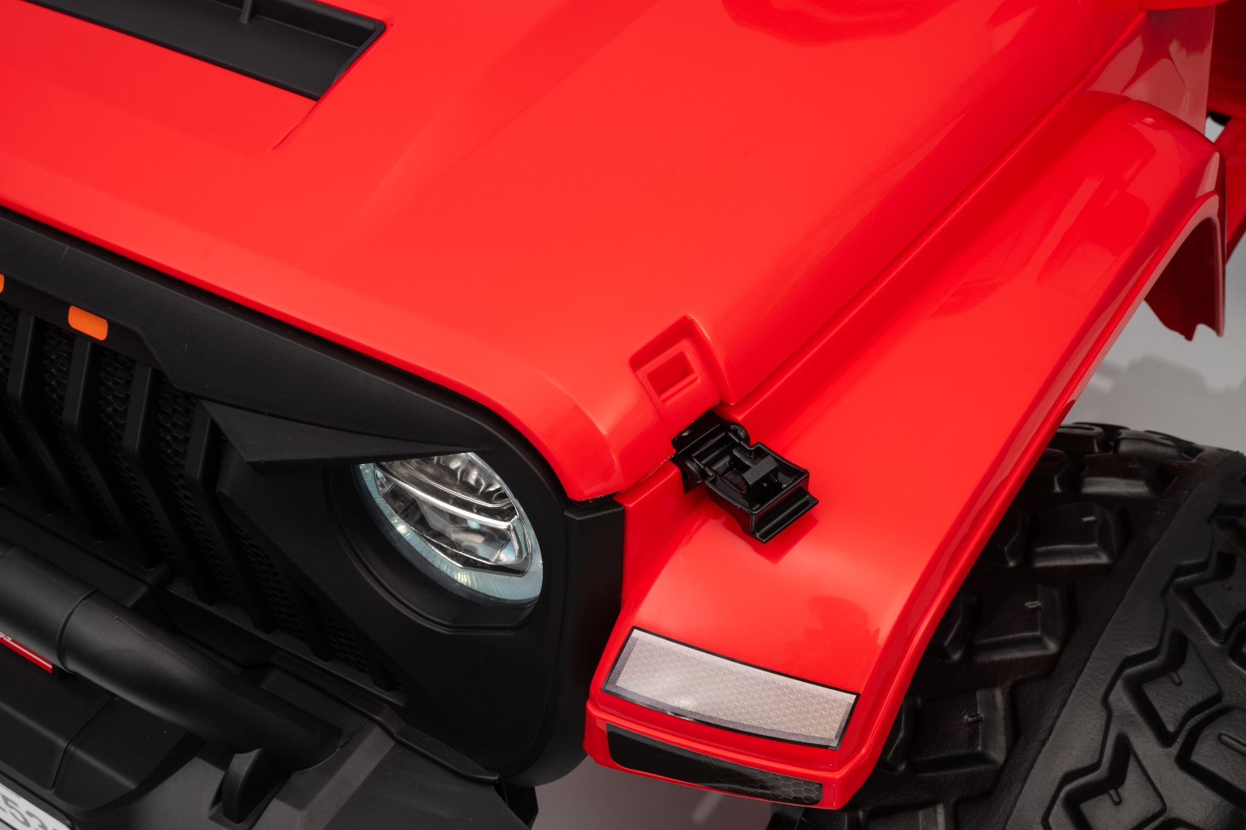 Otevíratelná kapota, LED světla