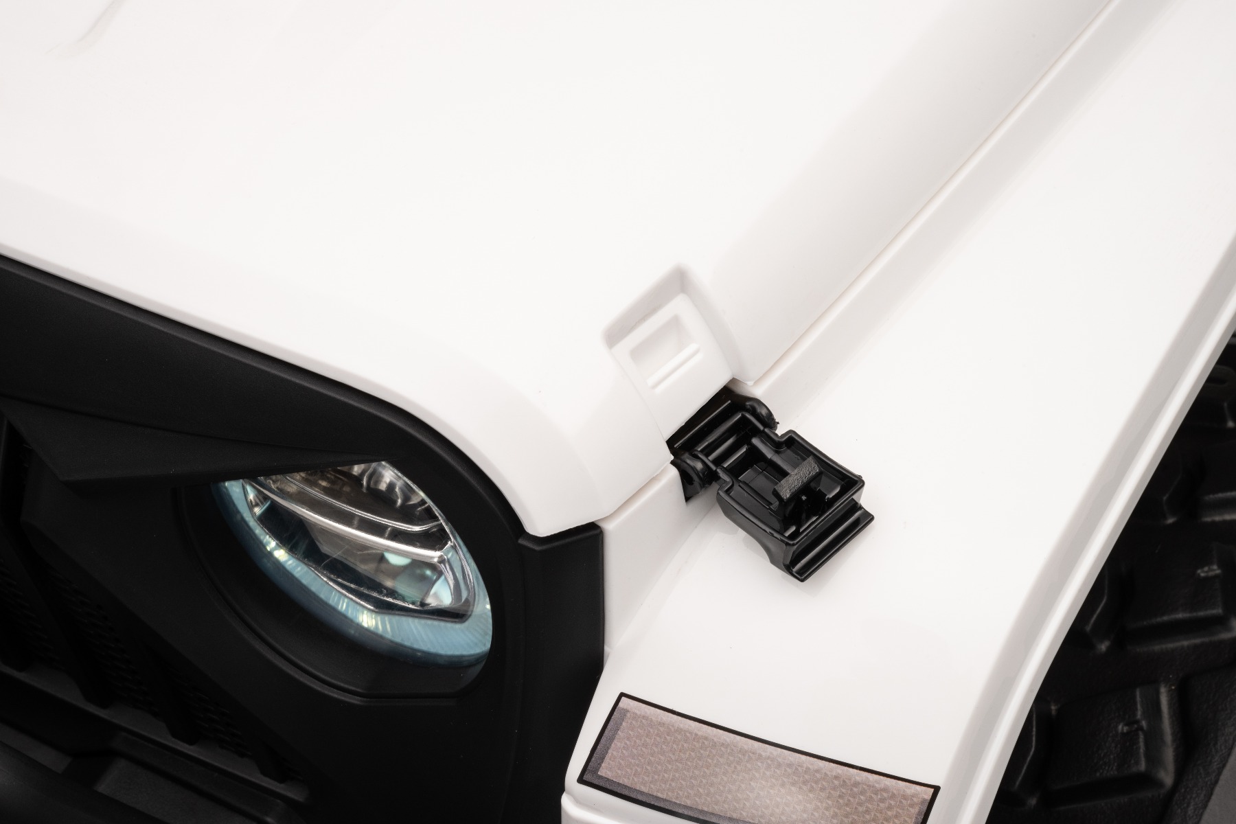 Otevíratelná kapota, LED světla