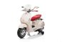 Elektrická motorka Vespa 946 i se zpětným chodem, bílé, s pomocnými koly, Licencované, 2 x6V Baterie, 2x 30W Motor, Koženkové sedátko, MP3 Přehrávač s USB vstupem